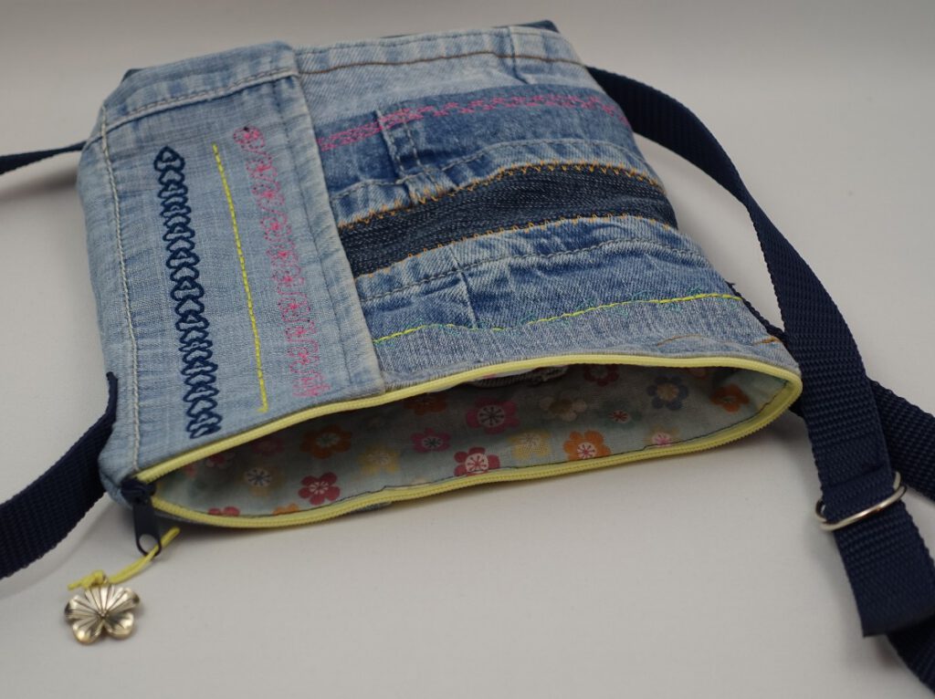 kleine jeanstasche-bunt bestickt-upcycling