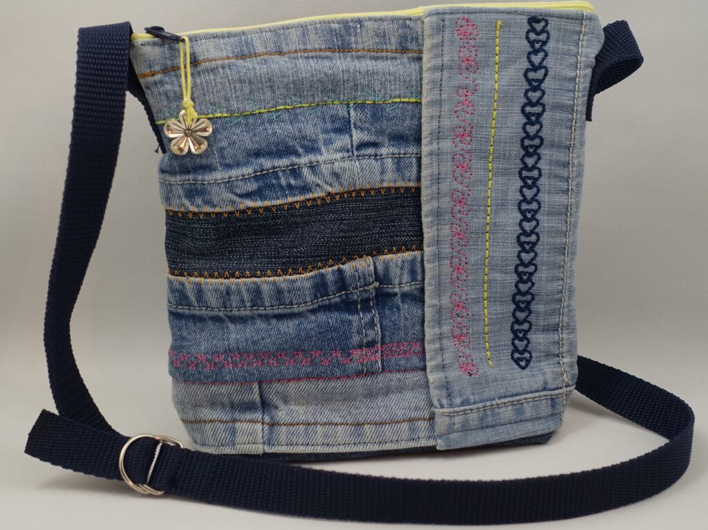 kleine jeanstasche-bunt bestickt-upcycling