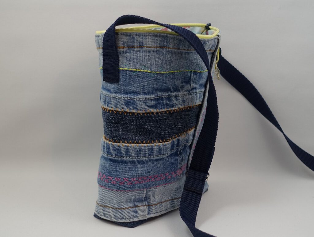 kleine jeanstasche-bunt bestickt-upcycling