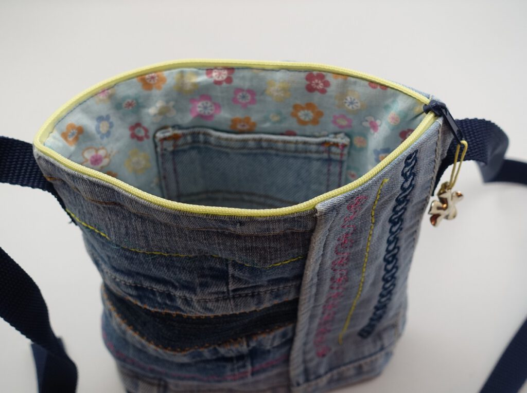 kleine jeanstasche-bunt bestickt-upcycling