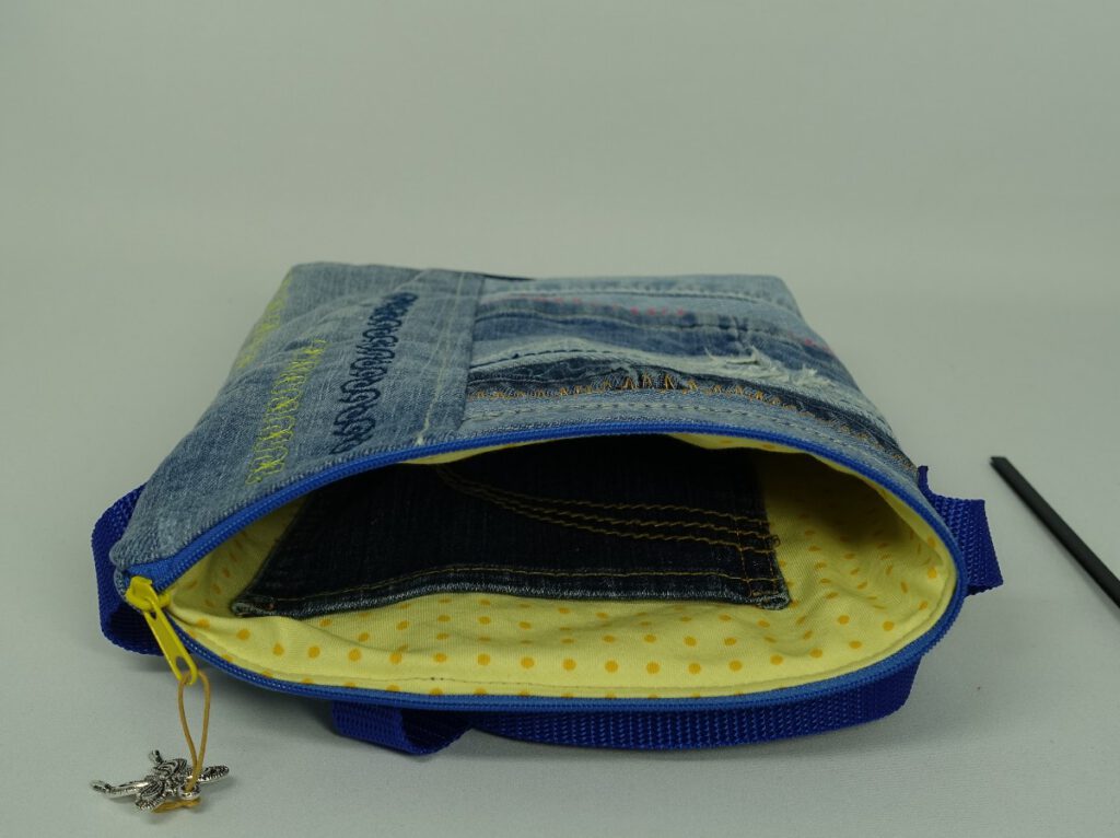 kleine jeanstasche-bunt bestickt-upcycling-selbstgenaeht