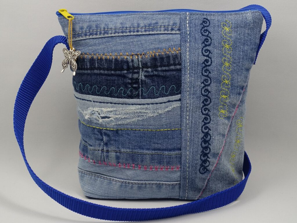 kleine jeanstasche-bunt bestickt-upcycling-selbstgenaeht