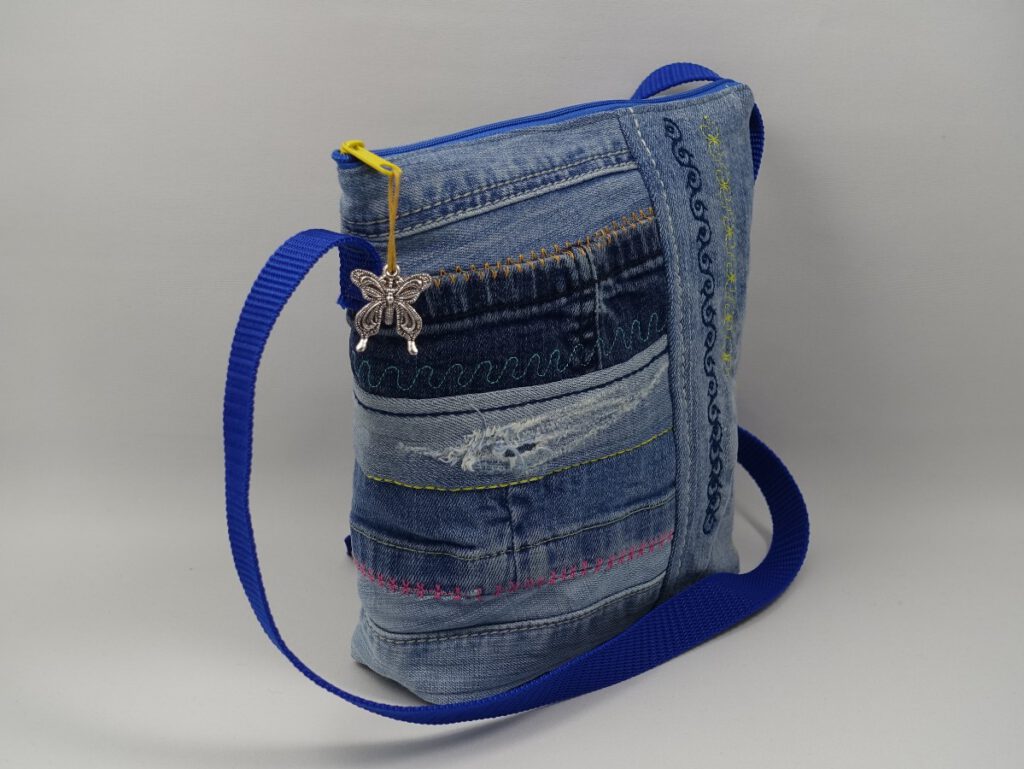 kleine jeanstasche-bunt bestickt-upcycling-selbstgenaeht