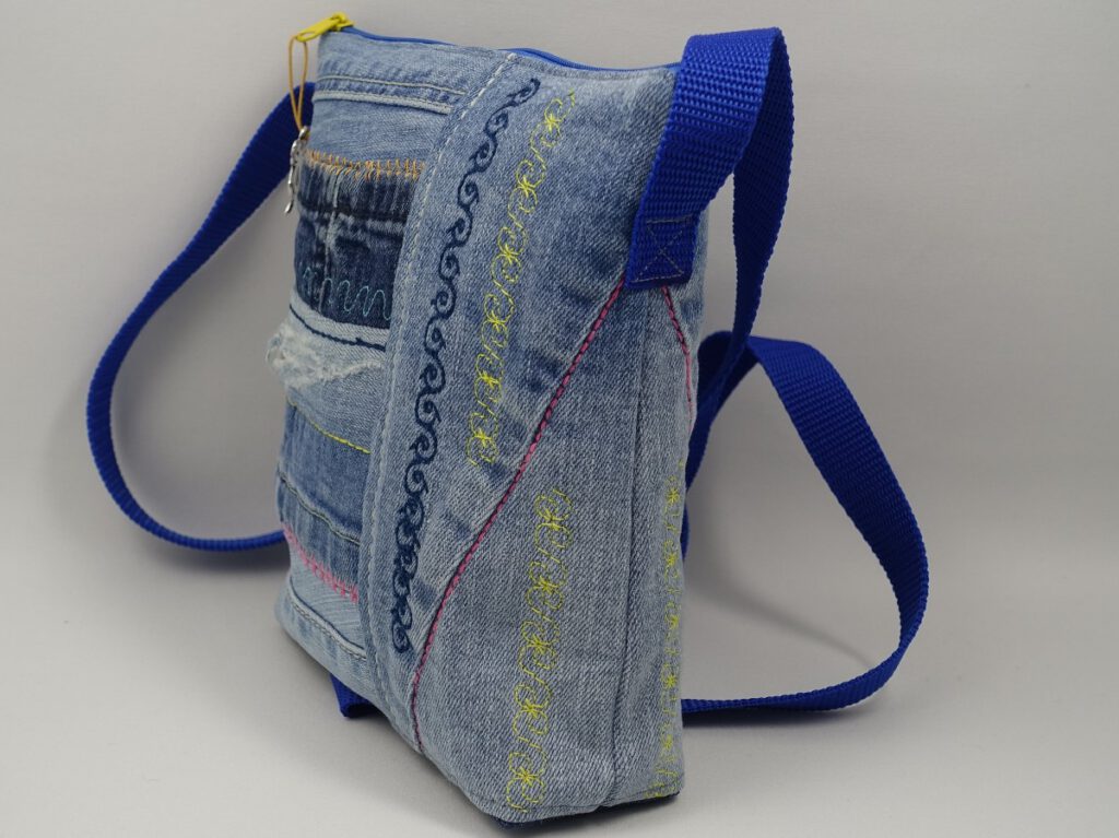 kleine jeanstasche-bunt bestickt-upcycling-selbstgenaeht